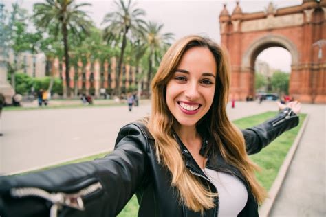 mujeres solteras en barcelona|Los mejores lugares para conocer chicas en Barcelona y guía de。